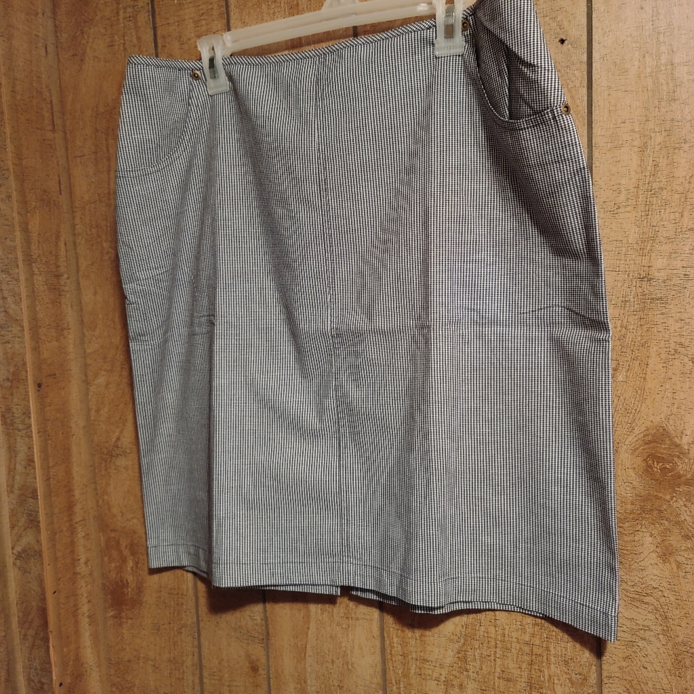 BRAND NEW!!! CROSSING POINTE MISSES MIDI SKIRT. SIZE MISSES 18.
